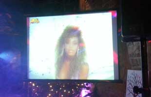 Bild von der Videoleinwand mit Musikvideo