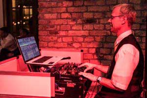 DJ Skywalker in Aktion bei einer Hochzeit